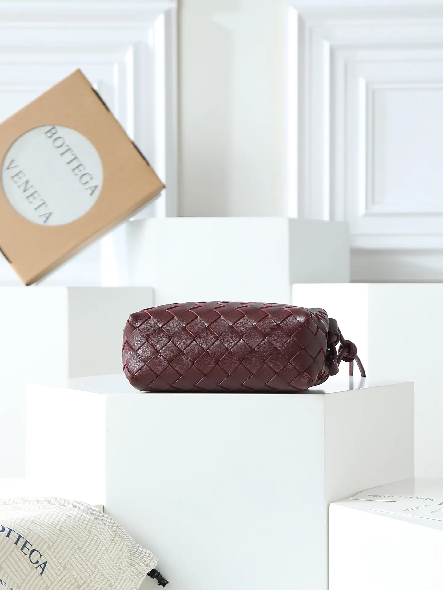 Batch 1300. 𝗕𝗼𝘁𝘁𝗲𝗴𝗮 𝗩𝗲𝗻𝗲𝘁𝗮———— The latest version of the loop camera bag💥 at the BV King of Cost-Effectiveness counter, large woven texture➕As always, ultra-high-quality lambskin, with zippers and adjustable drawstrings, it is especially suitable for the belly💫It can fit anything, and it is very light in weight. It is suitable for girls of all ages. Size: 17*10*6 Style number: 680254